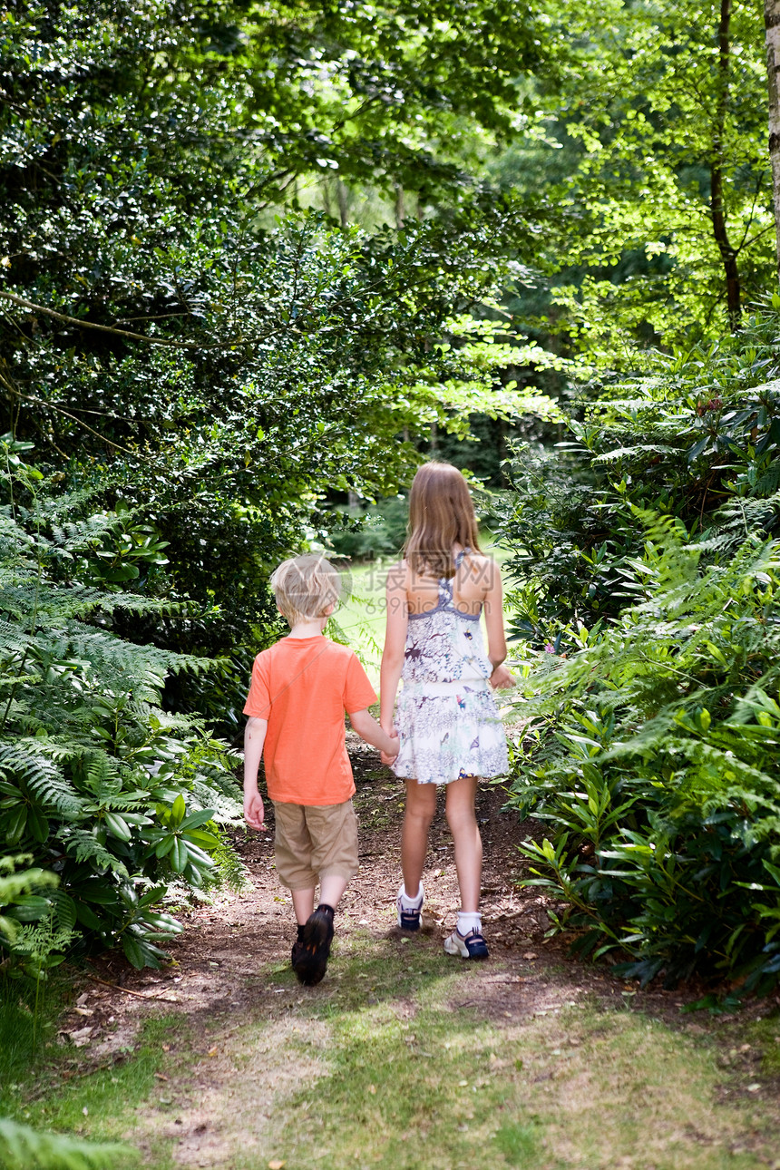 男孩和女孩穿过森林图片