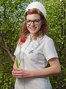 戴眼镜抱花的护士图片