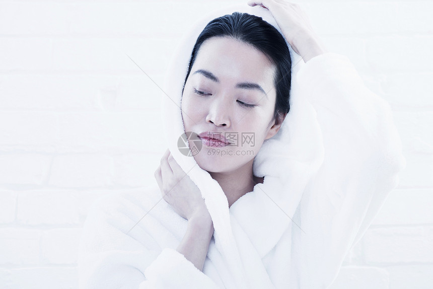 女人用毛巾擦脸图片