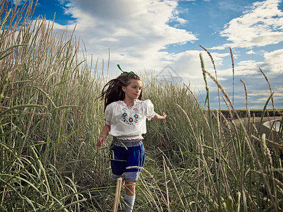 在麦田里跑步的女孩自然高清图片素材