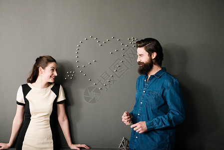 靠墙的年轻夫妇背景图片