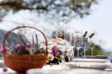 婚宴酒杯摆满鲜花和餐具的桌子背景