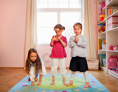 女孩们一起在地毯上玩耍背景图片