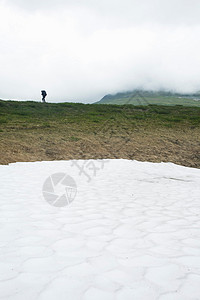 雪山上的徒步旅行者图片