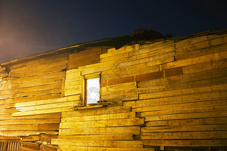 木结构采光窗照亮高清图片素材