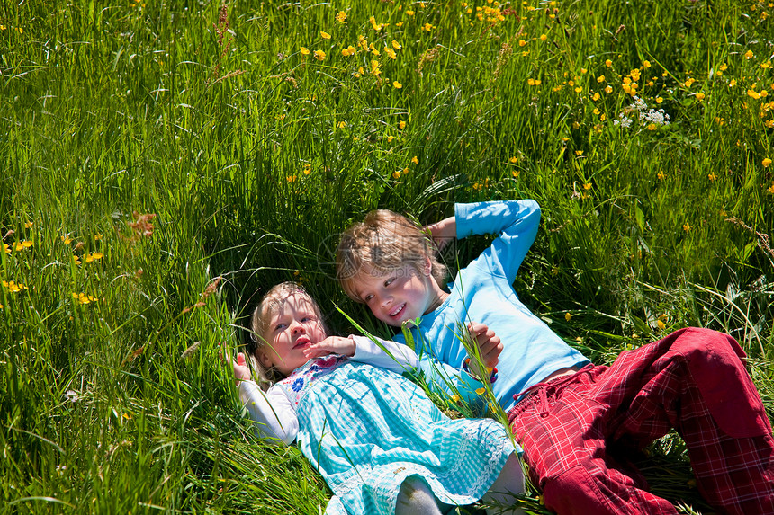 孩子们躺在花丛里图片