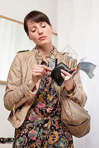 女人整理钱包图片