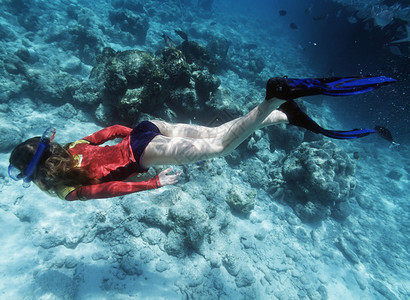 潜水人女孩深潜的水下拍摄背景
