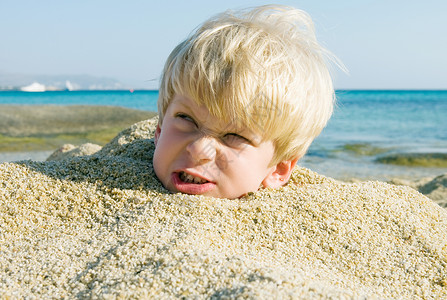 埋在沙里的小男孩图片