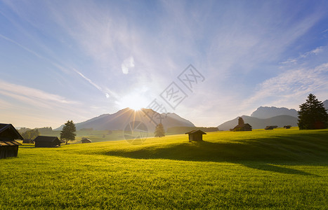 德国巴伐利亚州卡尔温德尔山脉前的巴克维森高清图片