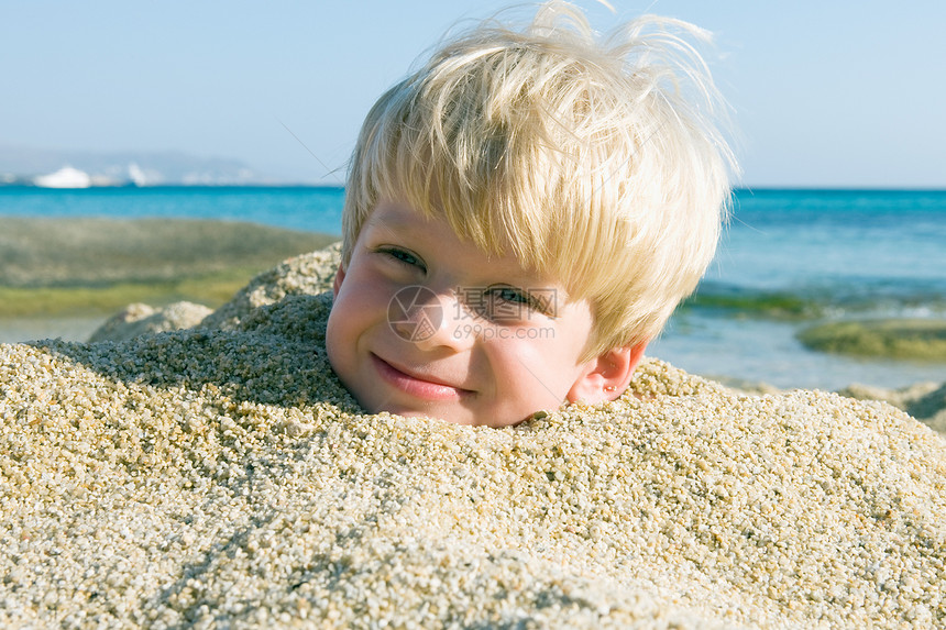 埋在沙子里的小男孩图片