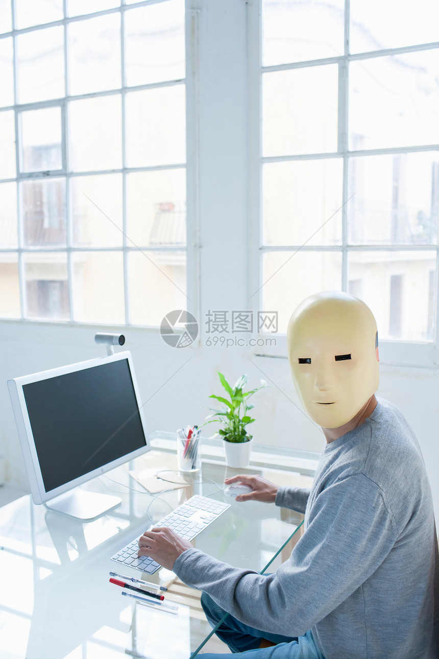 办公室里戴着面具的人图片