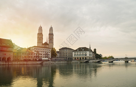 瑞士苏黎世利马特河白天格罗斯姆恩斯特大教堂高清图片