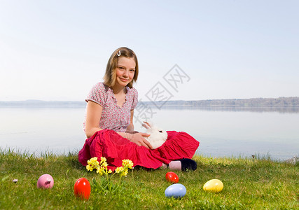 和兔子一起过复活节的女生图片