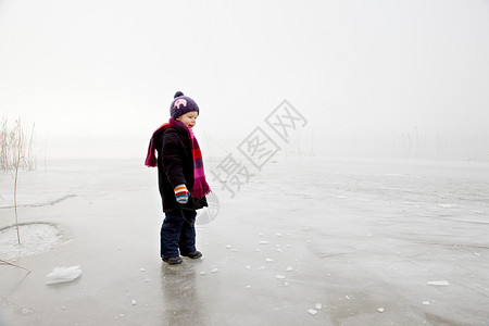 雾中冰湖上的男孩图片