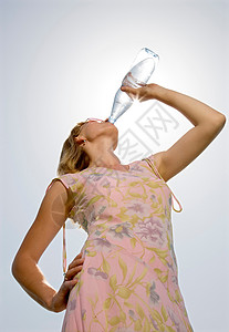 仰拍喝水的女人图片