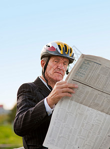 骑自行车戴头盔的老人图片