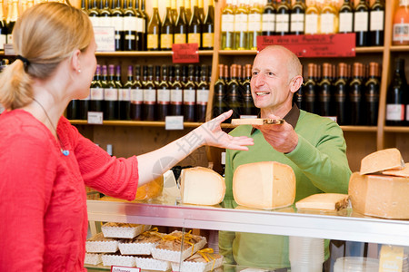 奶酪店老板和顾客在店图片