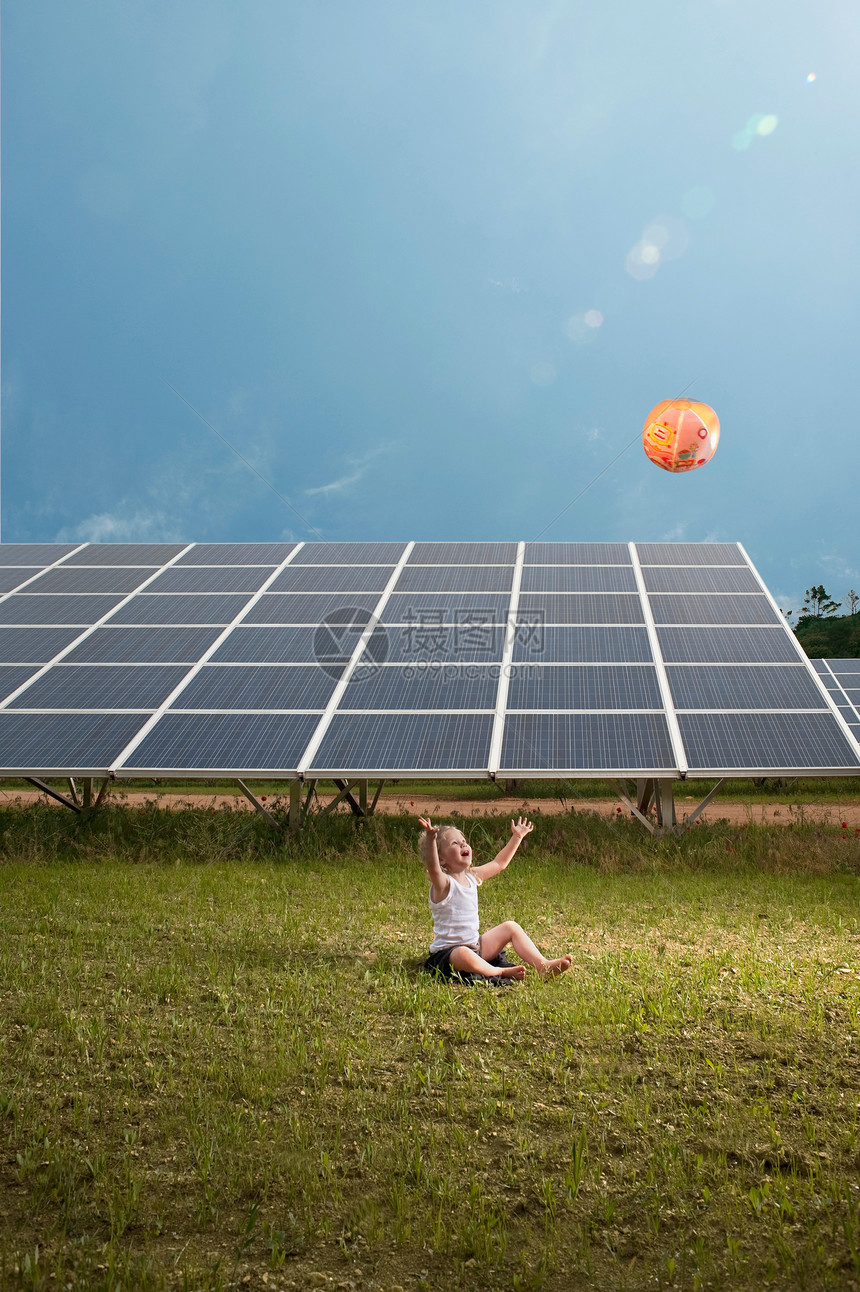 太阳板前的女孩和气球图片