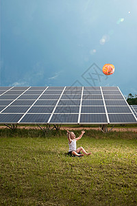 太阳板前的女孩和气球背景图片