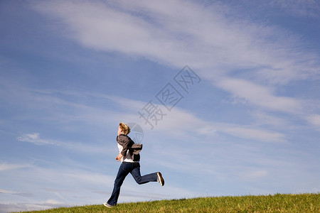在草地上奔跑的人图片