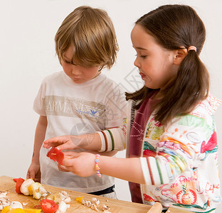 男孩和女孩做蔬菜生活方式高清图片素材