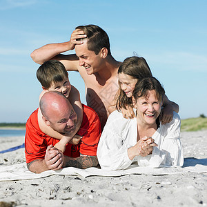 一家人一起躺在沙滩上高清图片