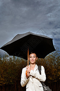 雨伞下的女人图片