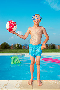 在游泳池玩面具的男孩图片