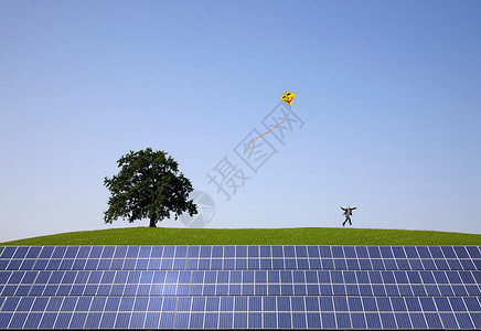 放风筝人在太阳能电池板上跳来跳去的人背景