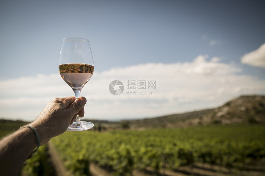 成熟男人举起酒杯图片