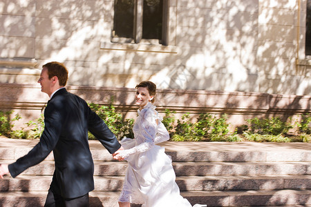 新郎新娘在婚礼前奔跑牵手高清图片素材