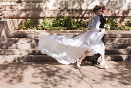 新郎新娘在婚礼前奔跑白种人高清图片素材