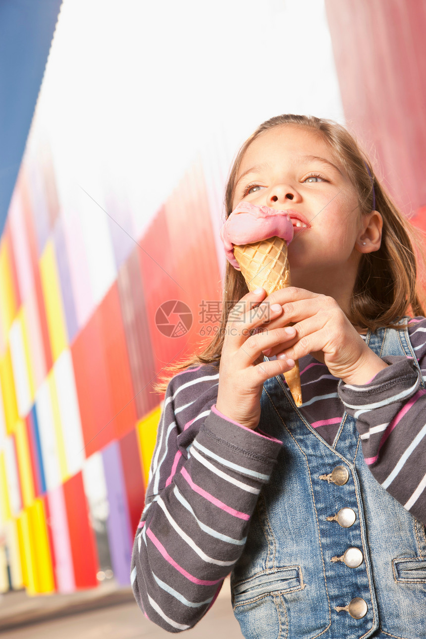 小女孩在户外吃冰淇淋