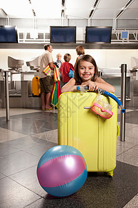在登记处微笑的女孩机场航站楼高清图片素材