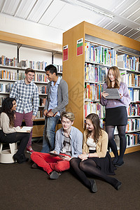 学生在图书馆读书图片