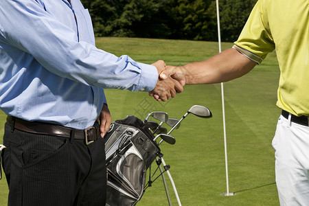 亲子俱乐部高尔夫球手和球童握手背景