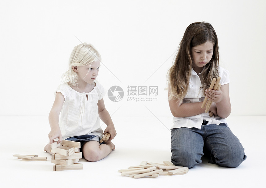 玩积木的年轻女孩图片