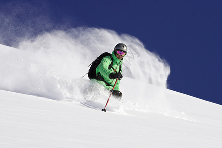 雪山坡滑雪者背景图片