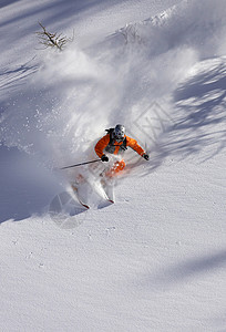 雪山坡滑雪者背景图片