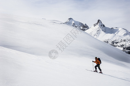 很棒加拿大阿尔伯塔省班夫国家公园帕克岭男子越野滑雪背景