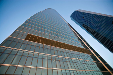 蓝天衬托下的城市摩天大楼背景图片