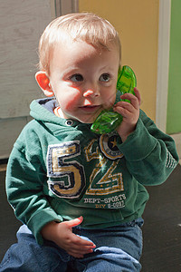 玩玩具电话的小男孩图片
