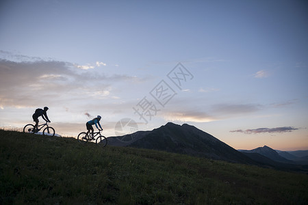 冠豸山两个人在自行车道上背景