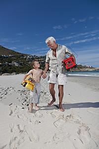沙滩上的老人和小孩图片