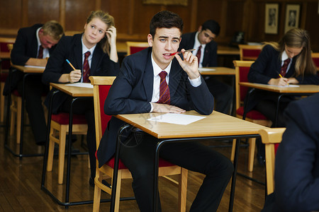 坐椅子上男孩青少年考试背景