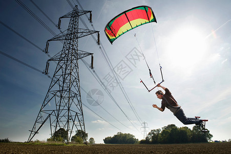 玩滑翔伞的人图片