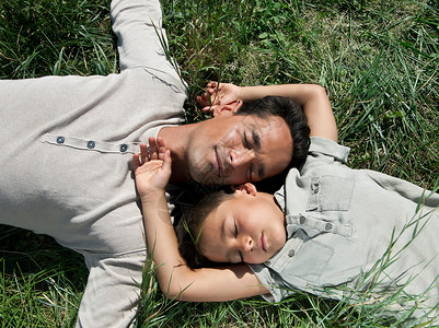 父亲和儿子躺在草地上图片