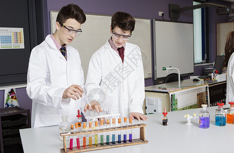 化学实验室的学生们图片