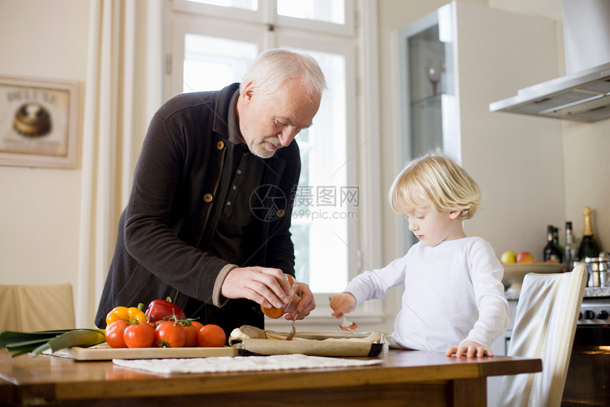 爷爷和孙子一起做饭